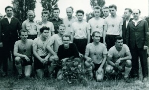 Repro Aufstiegsteam1-6465 Trainer Heinz Kellner (hinten links) bei seinem ersten großen Erfolg, nach dem Aufstiegsspiel gegen Lok Prenzlau am 27. Juni 1965 Repro: Werner Müller